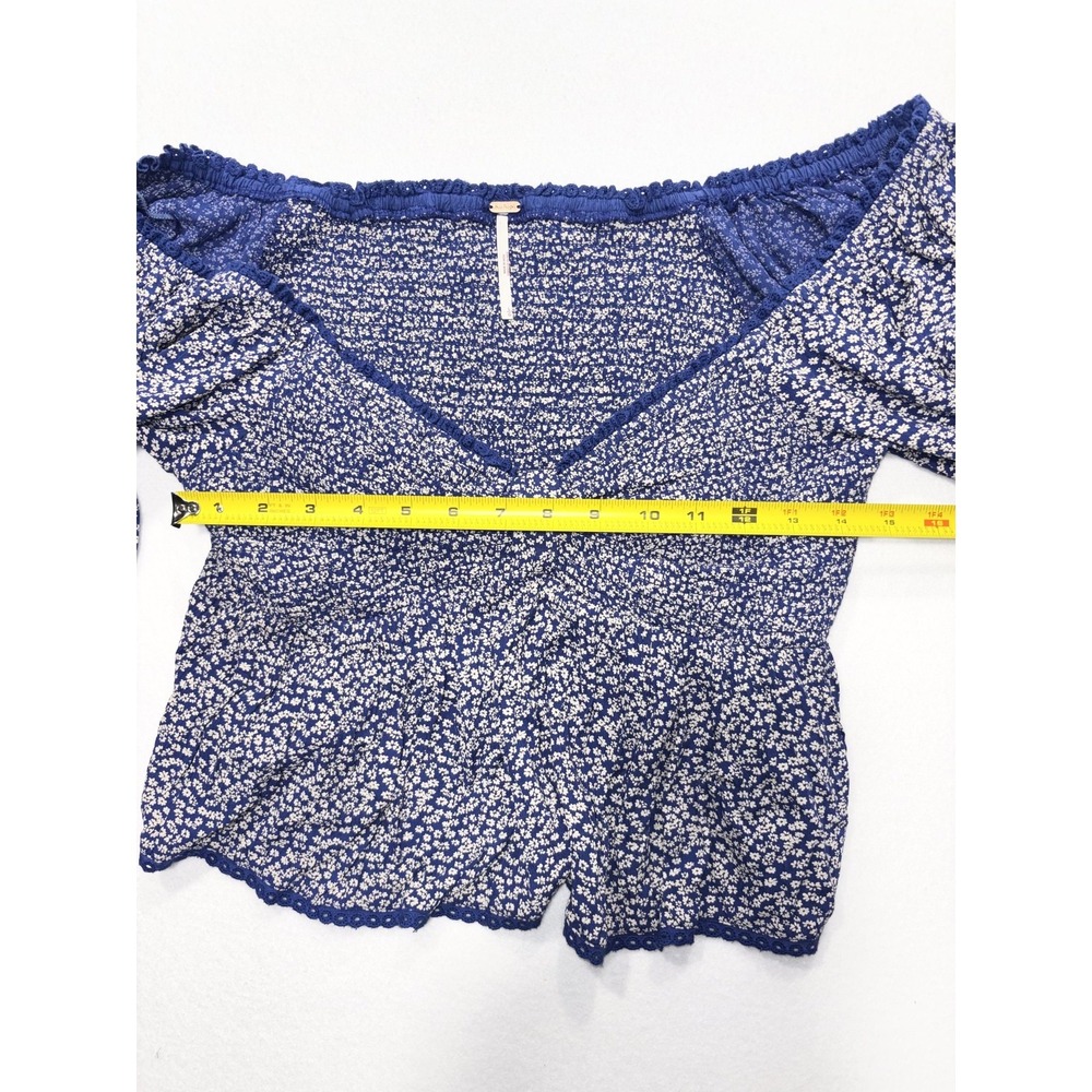 Free People Blouse Womens Large Blue Floral Off Shoulder Smocked Crop Top Boho - Picture 6 of 14